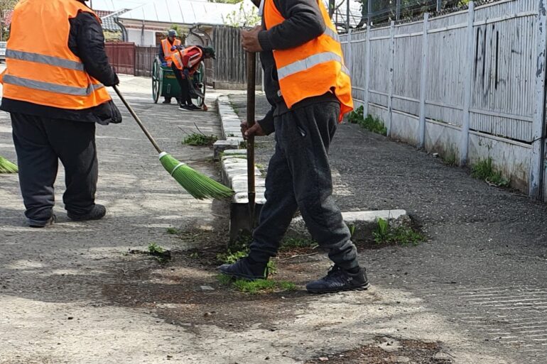 Activitățile de salubrizare stradală au continuat și ieri, 18.04.2022, pe străzile Căeți, Horia și Costieni.